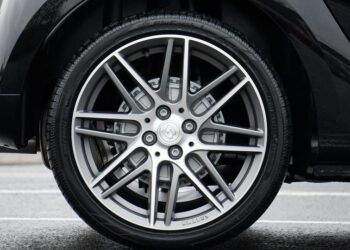 Pneu e roda de um carro | Veja essa imagem em: Pexels