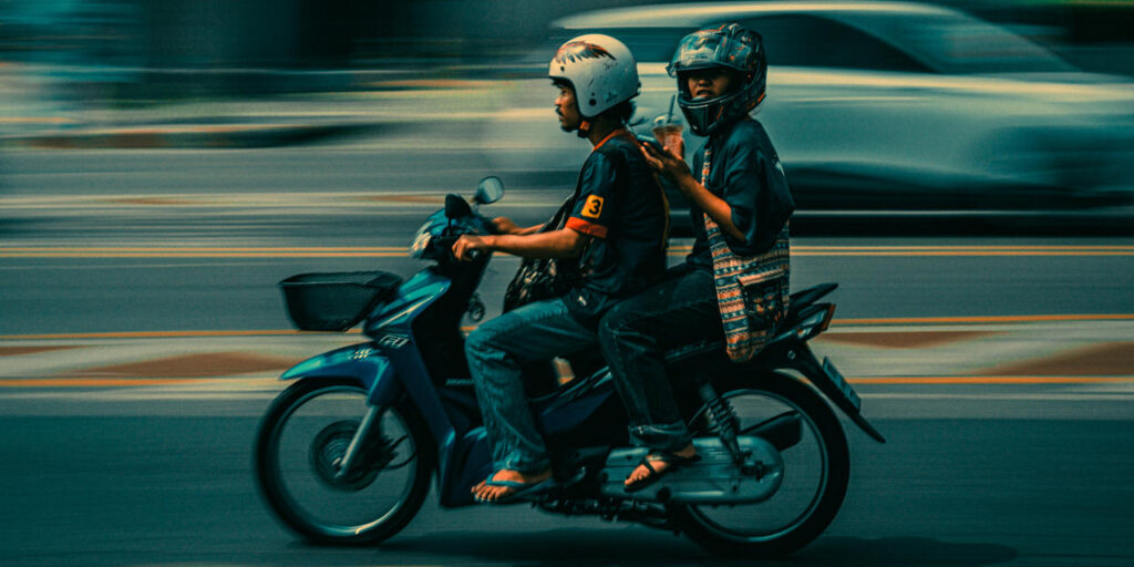 Scooter em movimento com passageiro | Fonte: DevianArt