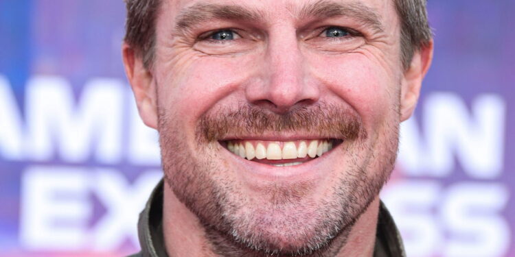 Além do Arqueiro Verde: A Fortuna de Stephen Amell