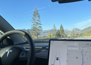 Piloto automático da Tesla | Veja essa imagem em: Wikimedia Commons