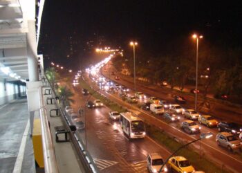 Trânsito em uma rodovia | Veja essa imagem em: Wikimedia Commons