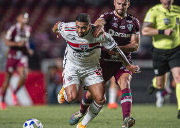 São Paulo Vence Clássico, Mas Torcedores Pedem Reformulação!