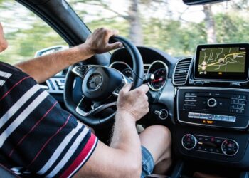 Motorista dirigindo um carro | Veja essa imagem em: PxHere
