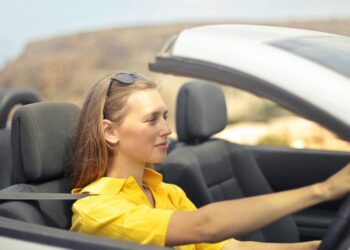 Mulher dirigindo carro | Fonte: Pexels