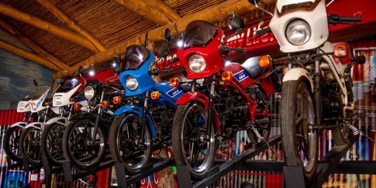 Fileira de motos trail | Veja essa imagem em: Pexels