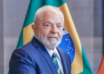 Gastos de Lula com benefícios sociais aumentam risco fiscal, alerta mercado