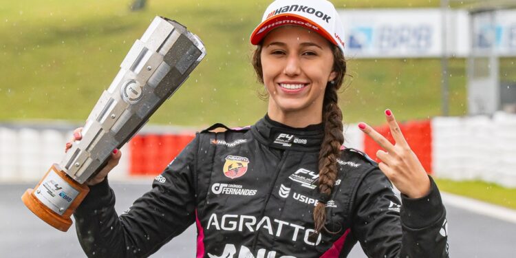 Rafaela Ferreira Faz História Como Primeira Mulher a Vencer na Fórmula 4