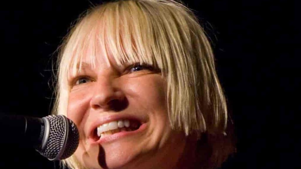 Sia: A Misteriosa Estrela do Pop e sua Fortuna Incandescente