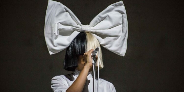 Sia: A Misteriosa Estrela do Pop e sua Fortuna Incandescente