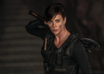 Mulher segurando um machado - (Foto: Reprodução/Netflix)