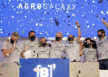 Executivos da AgroGalaxy comemoram abertura de capital em agosto de 2021 (Foto: Cauê Diniz / B3 / Divulgação)