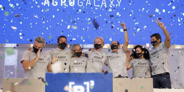 Executivos da AgroGalaxy comemoram abertura de capital em agosto de 2021 (Foto: Cauê Diniz / B3 / Divulgação)