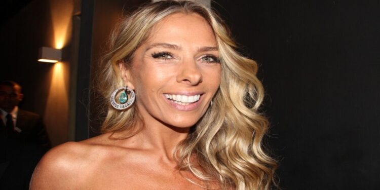 Salário de rainha: Adriane Galisteu brilha na Record.
