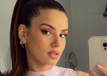 Sucesso e dinheiro: A fórmula de Camila Queiroz para uma carreira de sucesso