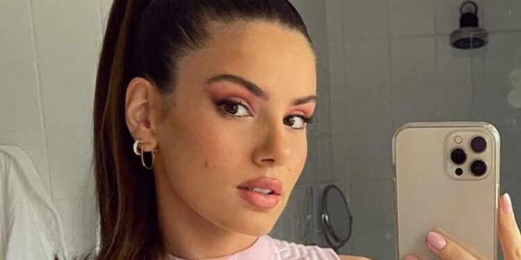 Sucesso e dinheiro: A fórmula de Camila Queiroz para uma carreira de sucesso