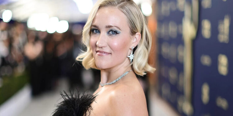 Mais rica que nunca: Emily Osment expande seus negócios e conquista o topo.