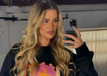 yasmin Brunet posando para foto © Instagram, @yasminbrunet