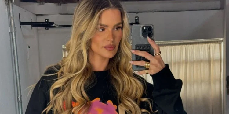 yasmin Brunet posando para foto © Instagram, @yasminbrunet