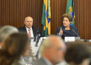 A ex-presidente Dilma Roussef  ao lado do então ministro da Fazenda, Guido Mantega (Foto: Fabio Rodrigues Pozzebom /Agência Brasil)