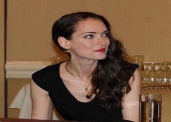 Você não vai acreditar na fortuna que Winona Ryder fez em 2024!