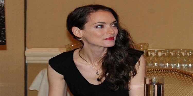 Você não vai acreditar na fortuna que Winona Ryder fez em 2024!
