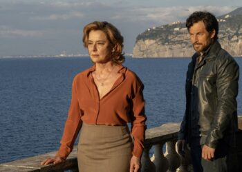Monica Guerritore e Giacomo Gianniotti atores de Amor Traiçoeiro em uma ponte perto de um rio | Foto: Divulgação