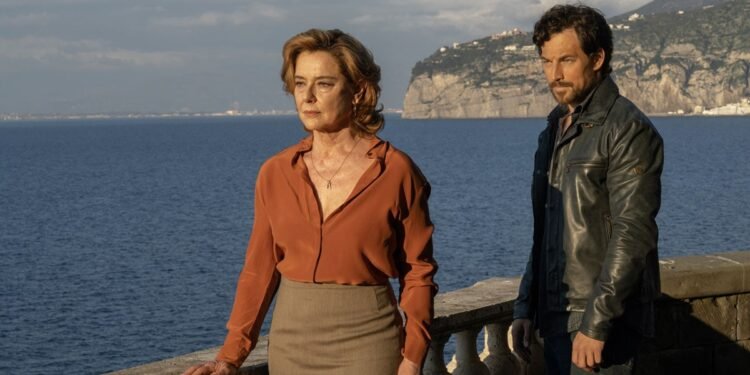 Monica Guerritore e Giacomo Gianniotti atores de Amor Traiçoeiro em uma ponte perto de um rio | Foto: Divulgação