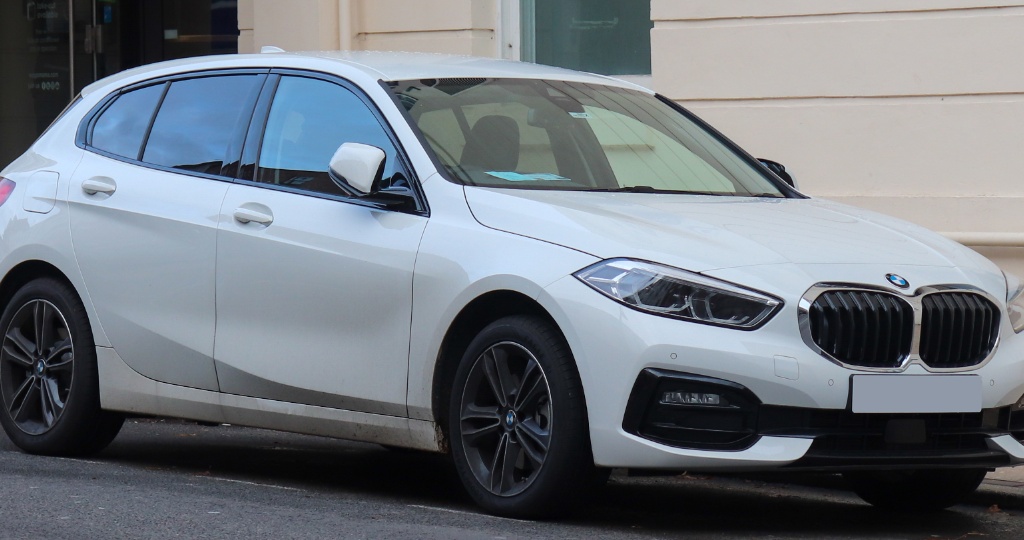 BMW 118i | Veja essa imagem em: Wikimedia Commons