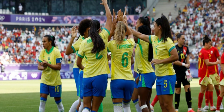Salários injustos: Por que as jogadoras de futebol ganham muito menos que os homens?