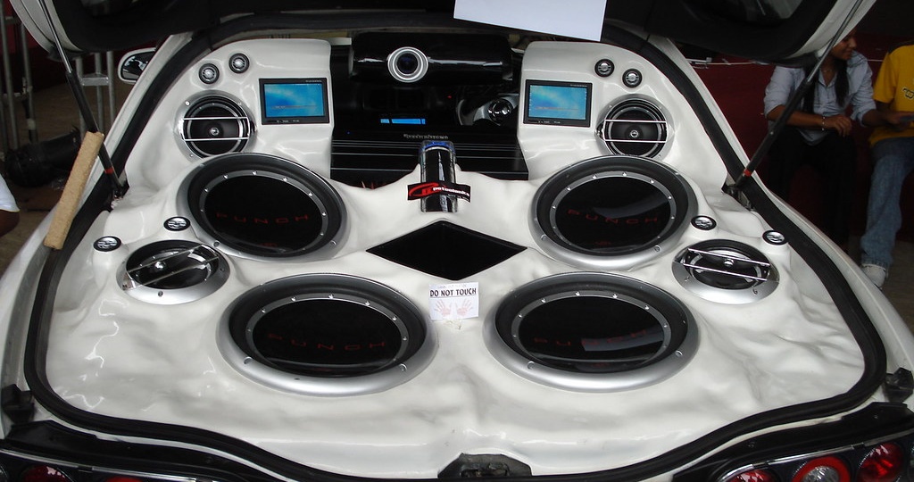 Carro com alto-falantes no porta-malas | Fonte: Flickr