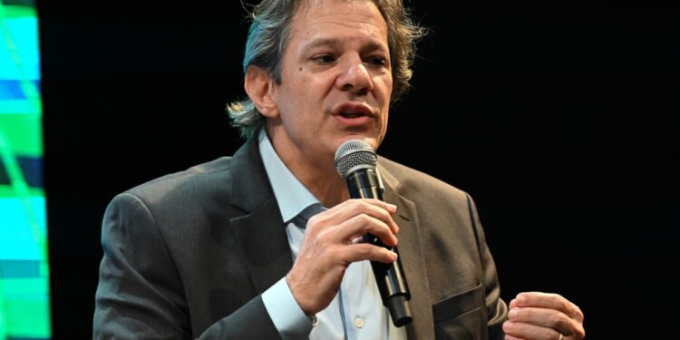 Fernando Haddad falando no microfone | Créditos: depositphotos.com / thenews2.com