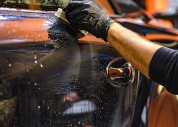 Homem lavando um carro | Veja essa imagem em: rawpixel.com