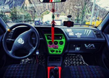 Interior de um Peugeot 306 customizado | Fonte Flickr