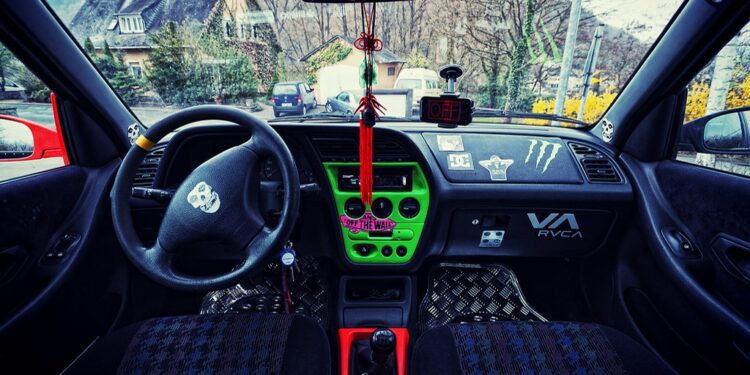 Interior de um Peugeot 306 customizado | Fonte Flickr