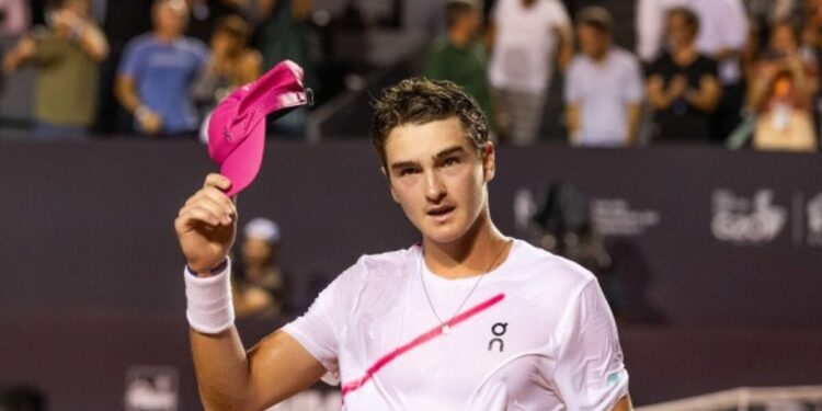 João Fonseca Vence e avança as quartas de final do Challenger de Brest, na França. 