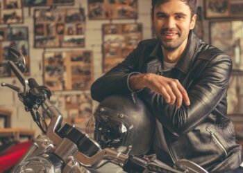 Jovem feliz com a sua moto | Créditos: depositphotos.com / GeorgeRudy