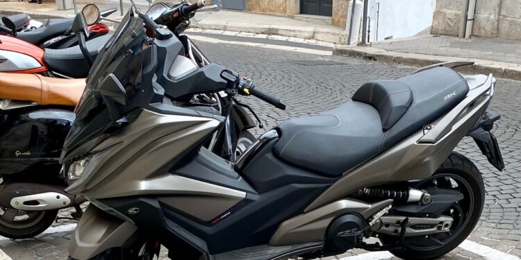 Kymco AK550 | Veja essa imagem em: commons.wikimedia.org