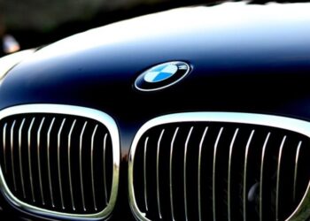 Logotipo da BMW em um carro | Veja essa imagem em: Freerange Stock