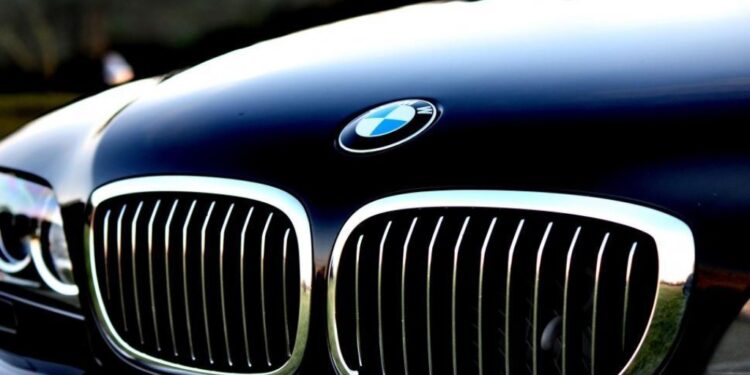 Logotipo da BMW em um carro | Veja essa imagem em: Freerange Stock