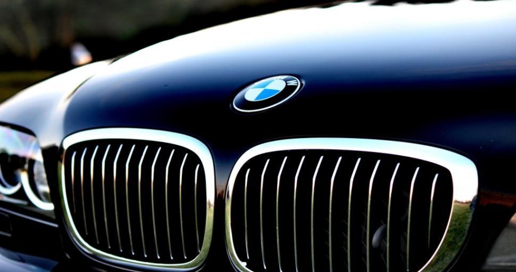 Logotipo da BMW em um carro | Veja essa imagem em: Freerange Stock