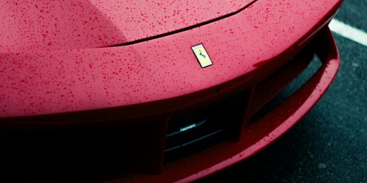 Logotipo da Ferrari na fronteira de um carro | Veja essa imagem em: Pexels