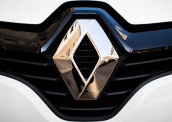Logotipo da Renault em um carro | Veja essa imagem em: Wikimedia Commons