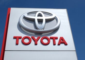 Logotipo da Toyota em uma concessionária | Veja essa imagem em: Flickr