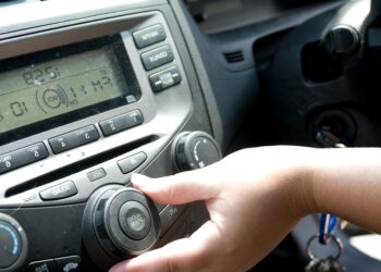 Mulher ajustando volume do rádio do carro | Fonte: PIXNIO | Direitos autorais: Amanda Mills, USCDCP