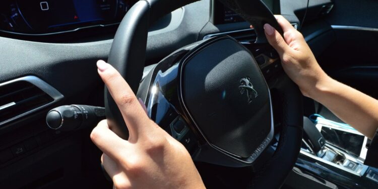 Mulher dirigindo um Peugeot 3008 | Créditos: depositphotos.com / vad-ly.ukr.net