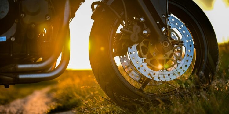Foto focando no pneu da moto | Veja essa imagem em: Pexels