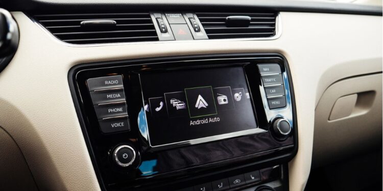 Sistema Android em um carro | Créditos: depositphotos.com / ifeelstock