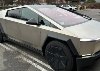 Tesla Cybertruck estacionado | Veja essa imagem em: Wikimedia Commons