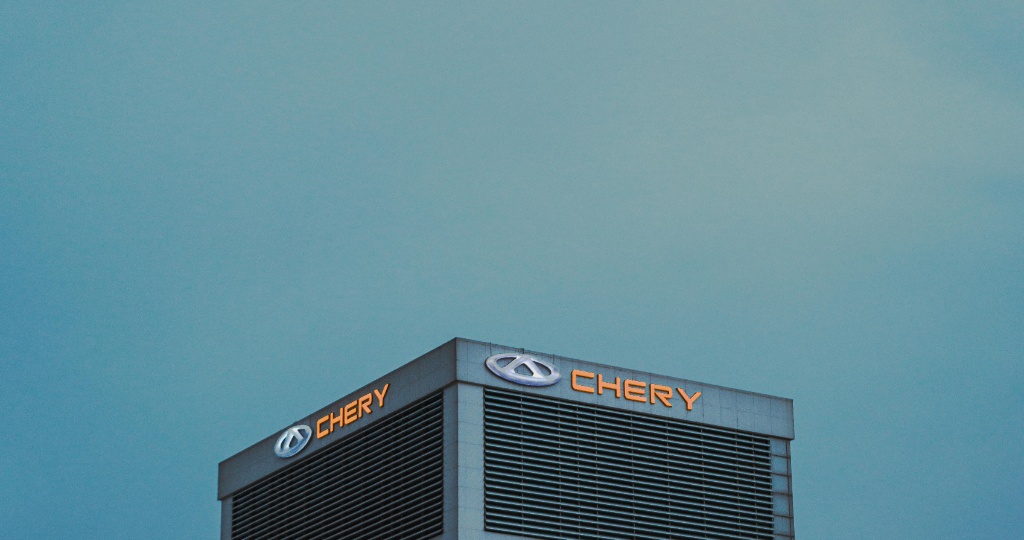 Topo de um prédio com a logotipo da Chery | Veja essa imagem em: Pexels