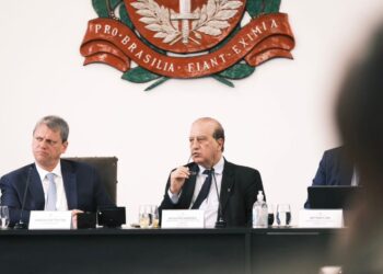 Tarcísio de Freitas e o ministro do Tribunal de Contas da União, Augusto Nardes, em reunião com prefeitos (Foto: Divulgação/Governo de SP)